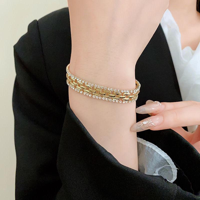 Nádherný nastaviteľný náramok s kvetom z kamienkov: Elegantný luxusný náramok