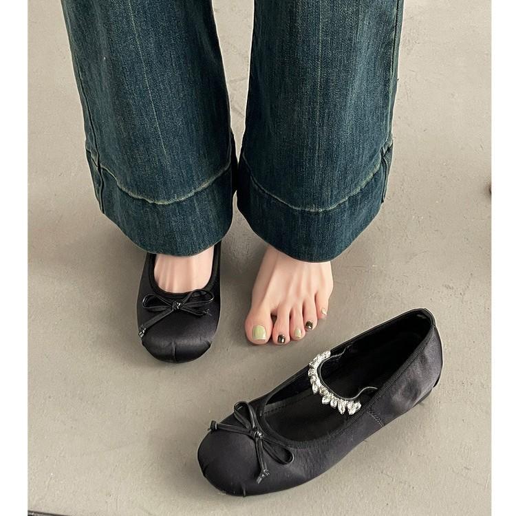 Spring and summer pearl one-word strap single shoes 2026 new French retro temperament bow Mary Jane shoes women