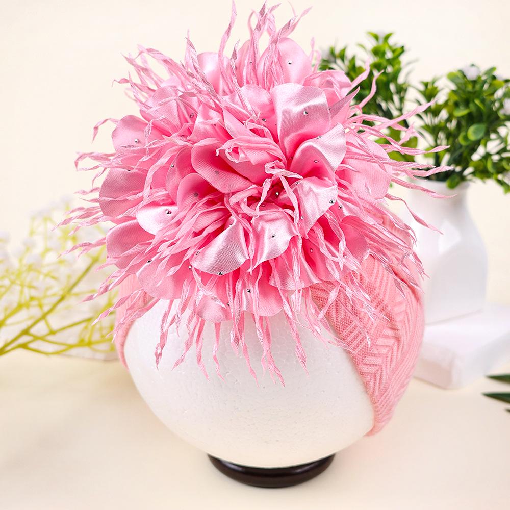 Cappello per la protezione della fontanella per bambini con fiore di camelia e strass