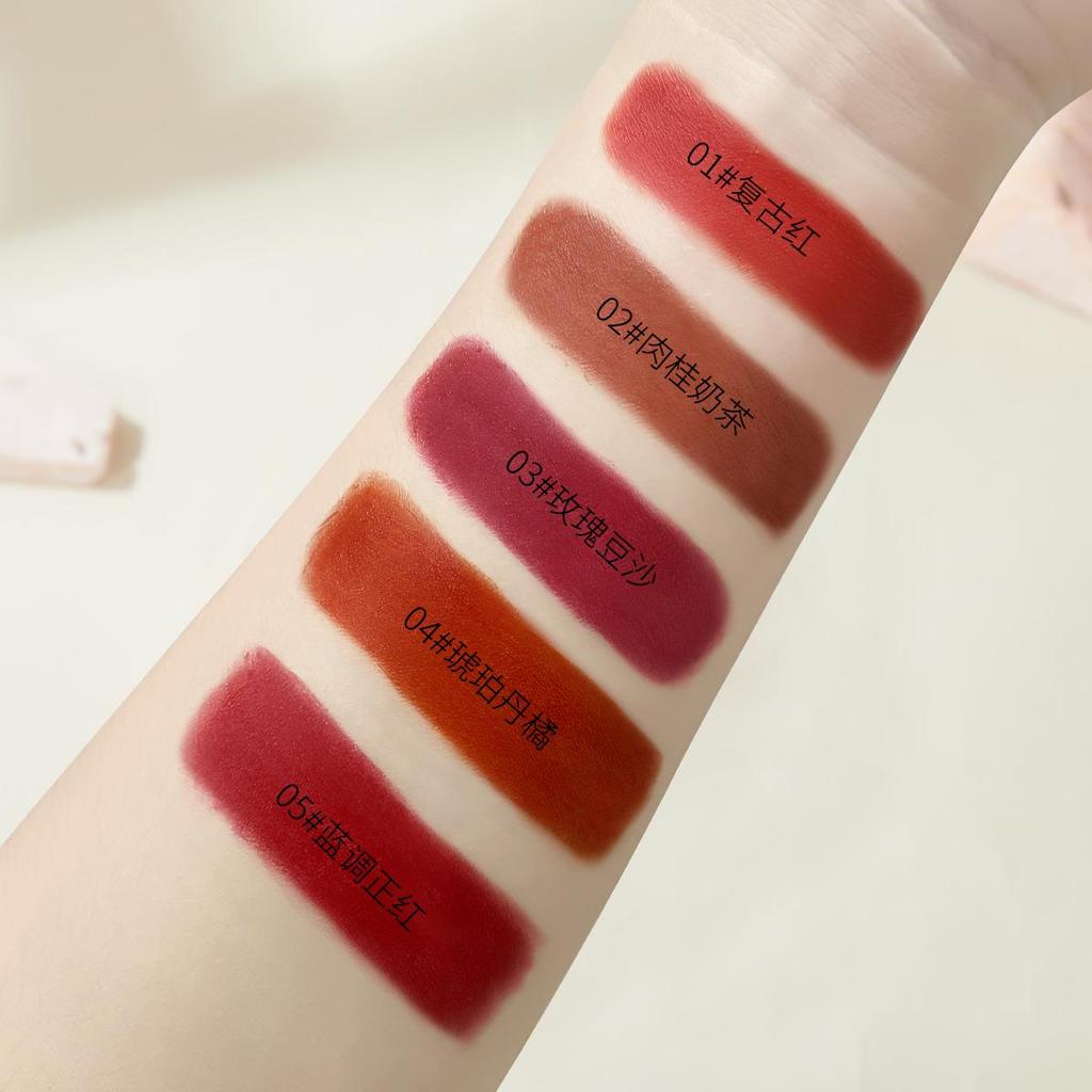 QXQY Schwarzer Samt-Matter Lippenstift in Bohnenpaste-Farbe, Geschmeidig & Langanhaltend—Verbessert den Teint für einen jugendlichen Herbst-/Winter-Look.