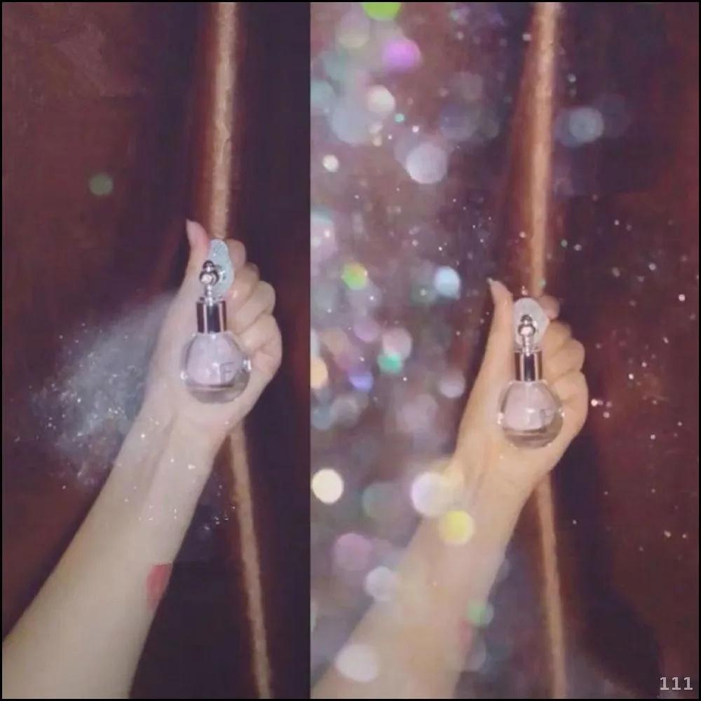 - Glitter Highlighter Spray With Fine Particles.