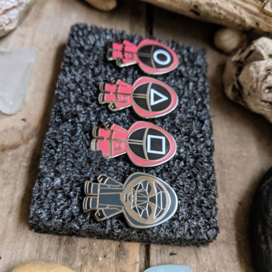 1/4 Pcs TV Series Brooch Cartoon Acrylic Clothes Pin Smooth Touch Hats Scarves Bags Decoration Pin Souvenir Jewelry