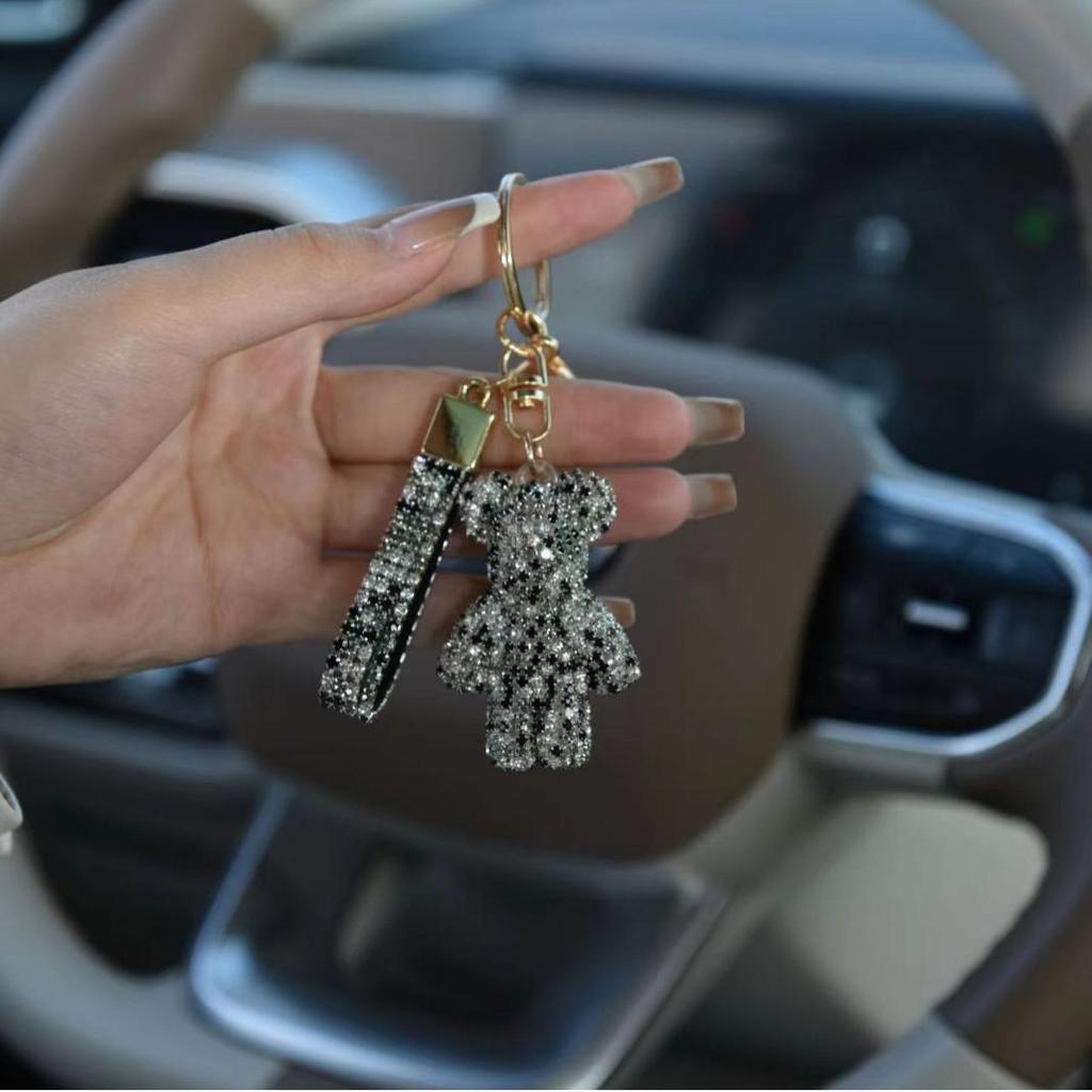 Chic Rhinestone Bear Keychain: Cute & Exquisite Bag Charm