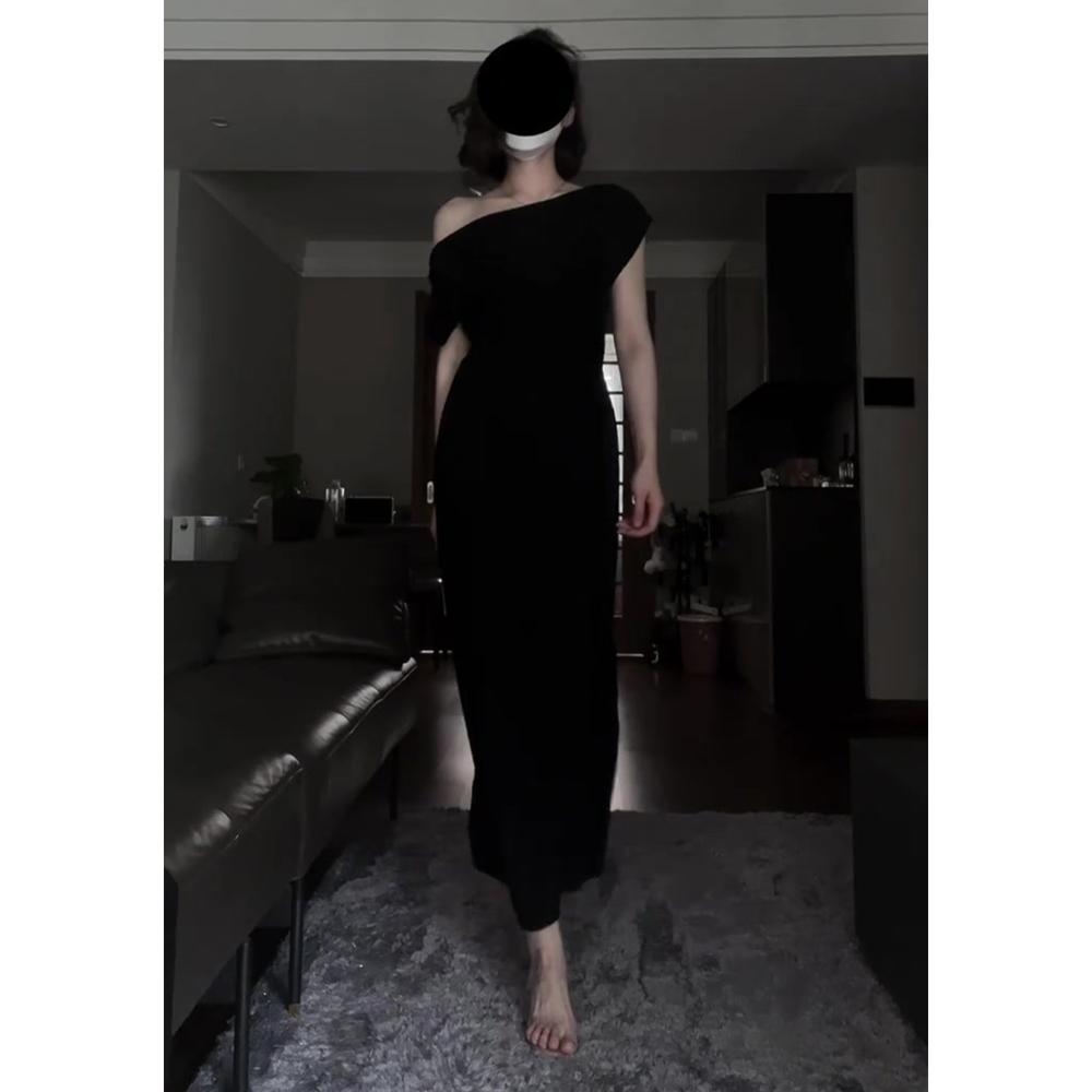 Black one-word shoulder slanted shoulder dress, female girls are particularly unique and beautiful, pinched waist skirt, small man, small mother, long