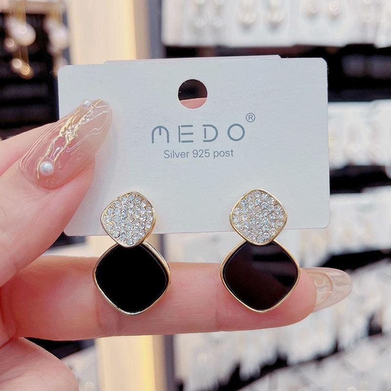 

Korean temperament simple black geometric square earrings versatile rhinestone stud earrings female cold wind Internet celebrity чёрный