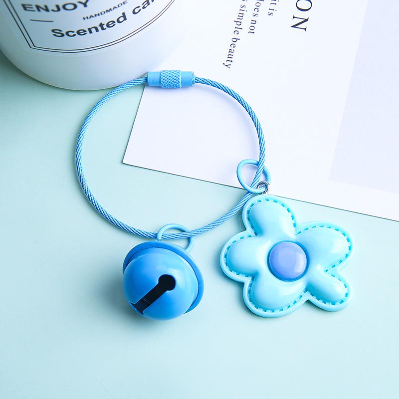 

Брелок для ключей в виде блестящего цветка-лепестка ручной работы – милый аксессуар для студентов