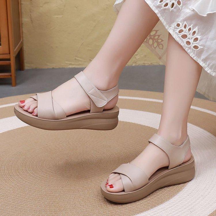 Popular sandals women's 2025 summer new mother shoes soft sole soft surface light non-slip comfortable middle-aged and elderly beach shoes
