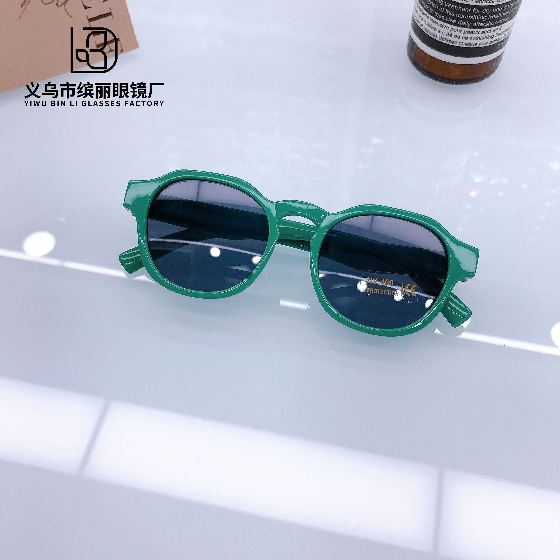 

Винтажные модные детские солнцезащитные очки контрастных цветов для девочек, милые вогнутые, солнцезащитные, с защитой от ультрафиолета, очки для мальчиков Tide