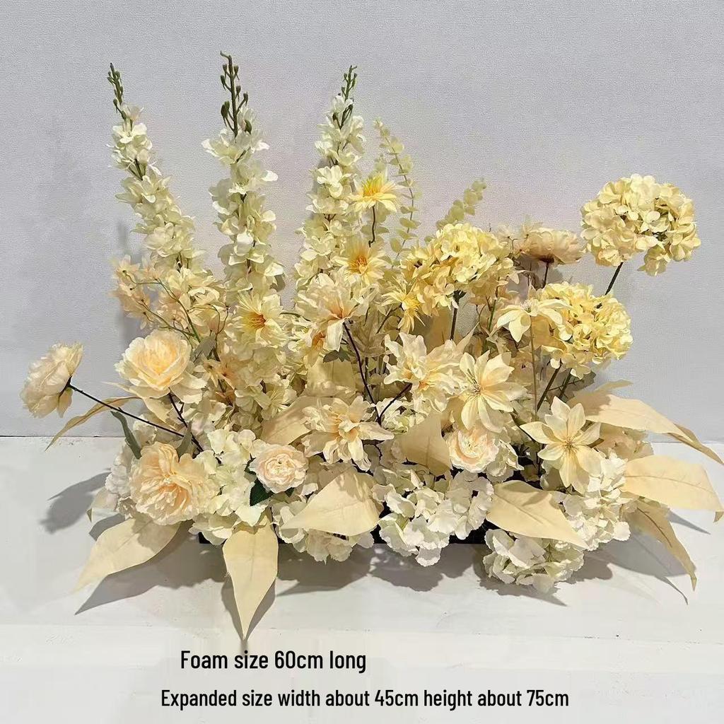 Composizioni Floreali Artificiali: Decorazioni a soffitto e per la navata del matrimonio