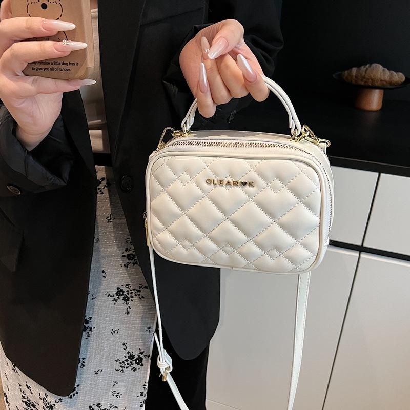 Niche design bag women 2025 new high-end messenger bag spring and summer versatile explosion portable diamond square bag