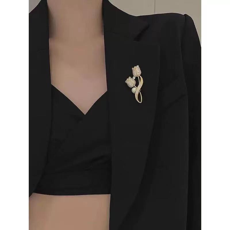 Advanced Luxury 2025 New Tulip Flower brooch Elegant Design Sense Rose White Stone Jewelry