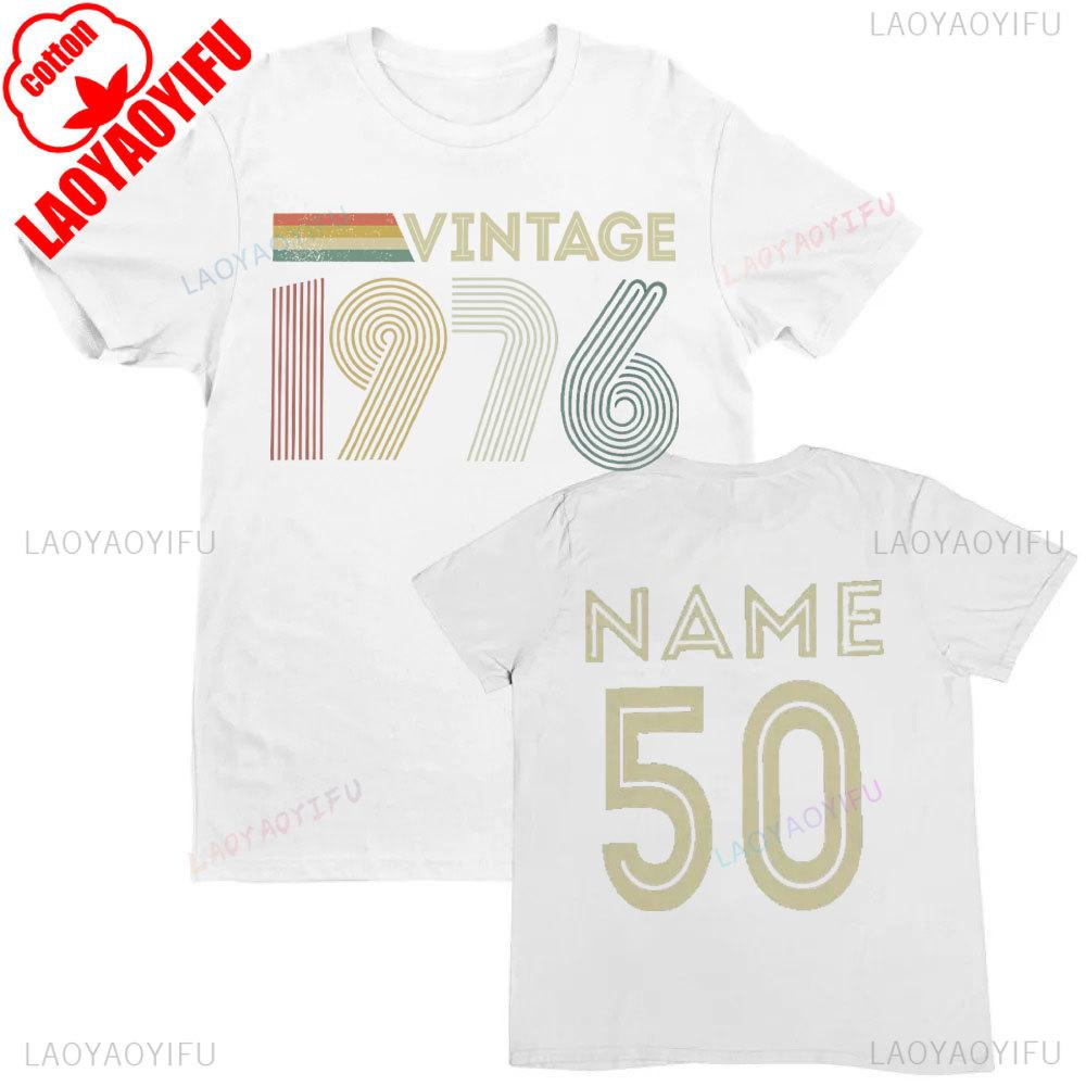 Koszulka na 50. urodziny z 1976 roku z personalizacją na 2026 rok. Pomysł na prezent z własnym imieniem. Letnie, oddychające koszulki. Nostalgia, retro.