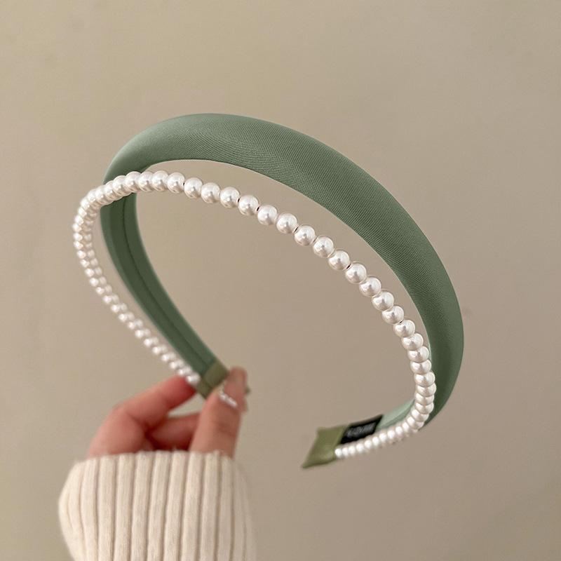 Stylish, Elegant, and Gentle Pearl Headband, A Versatile and Sophisticated Hair Accessory for Women, Perfect for Any Occasion.