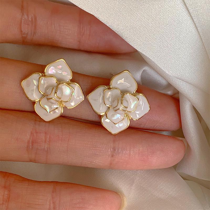 Boucles d'oreilles Fleur Géométrique Élégantes: Clous luxueux et polyvalents pour femmes