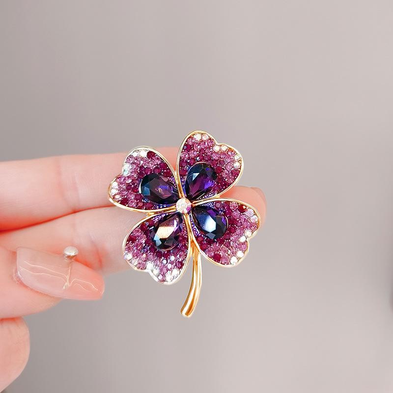 Latest Women'S Brooch Diamond Clover Brooch Simple Temperament Pin Corsage Summer Jewelry Gifts Accessories Jewelry