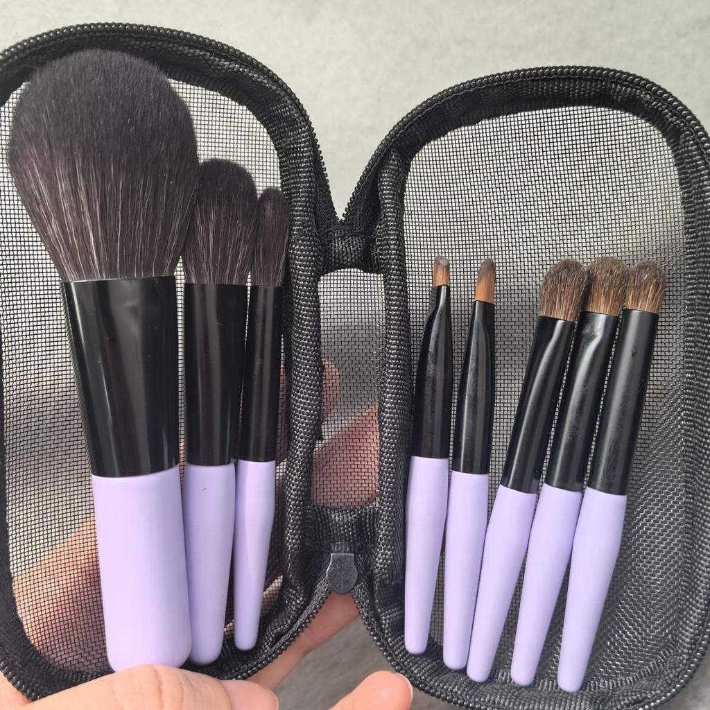 Kompaktní 8dílná cestovní sada štětců na make-up se štětinami ze zvířecích chlupů a krátkými rukojeťmi