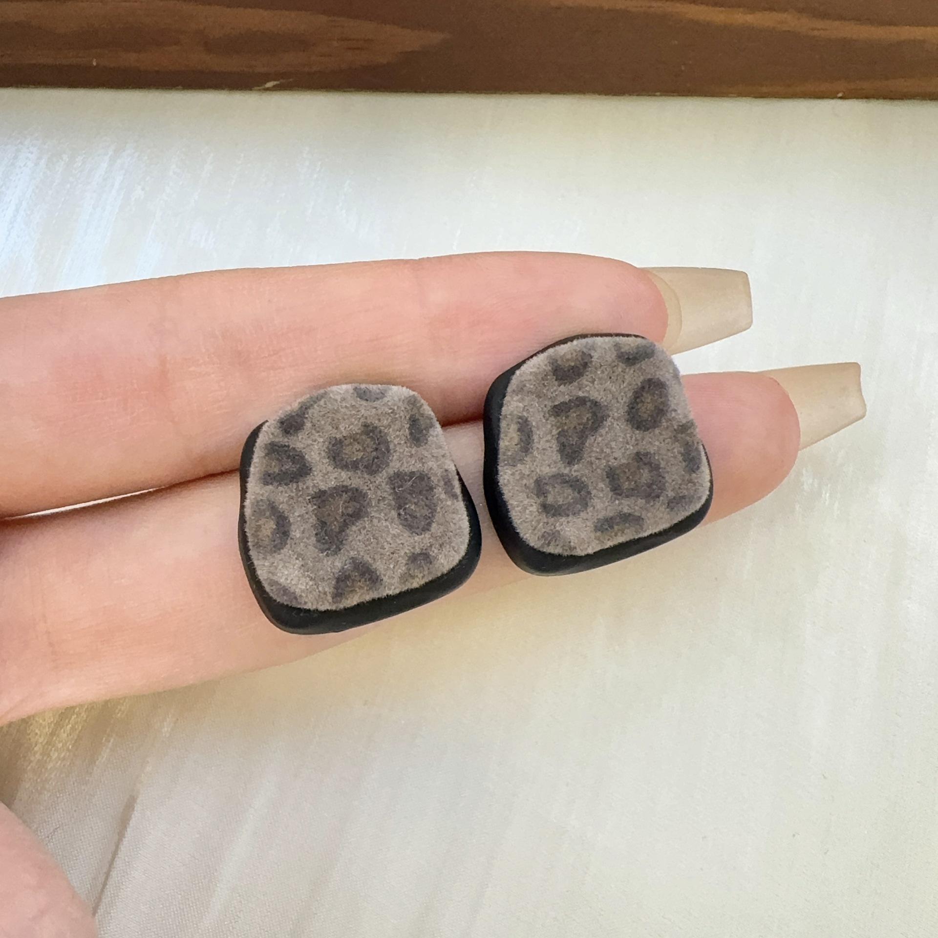 

Квадратные серьги-пусеты вогнуто-выпуклой формы: Женская осенне-зимняя легкая роскошь, универсальный милый крутой стиль.