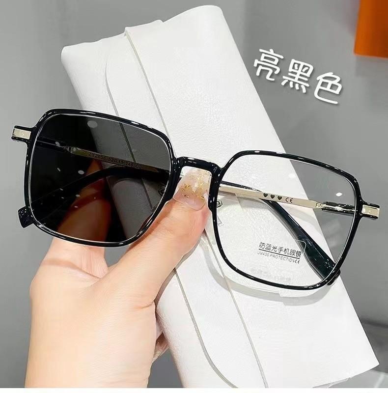 Lichtempfindliche farbwechselnde Myopiebrillen, Herren- und Damen-Großrahmenfassungen, Schlichtes gesichtsveränderndes Grau, Blaulichtfilternde schlankmachende Brillen