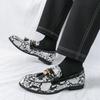 Mode Nya Ormskinnsmönstrade Loafers För Män Spetsig Tofsar Slip-on Skor Manlig Designer Formella Bröllopsskor Hemkomstskor