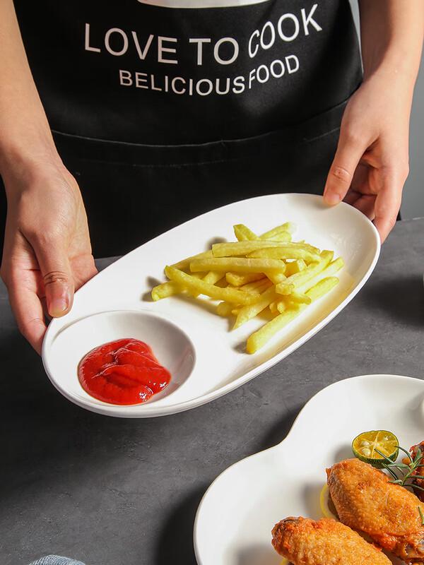 Kreativ dumplingtallrik i japansk stil med såsskål
