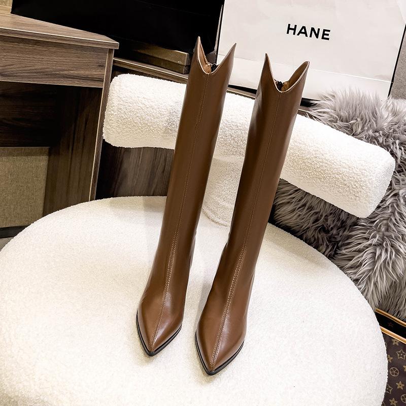 

Остроносые, но до колена сапоги на среднем каблуке 2024 года, новые ретро сапоги с v-образным вырезом и толстым каблуком, высокие сапоги из кожи с застежкой-молнией сзади 39 коричневый