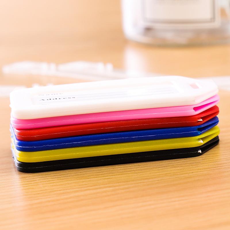 Bunter Gepäckanhänger aus Kunststoff und Kartenhalter für aufgegebenes Gepäck und Bordkarte