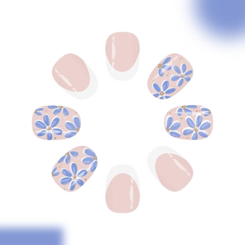 24Pcs Elegant Artificial Nail White And Blue Flower Glossy Fake Nail Short Oval Shape For Women Party Decoration