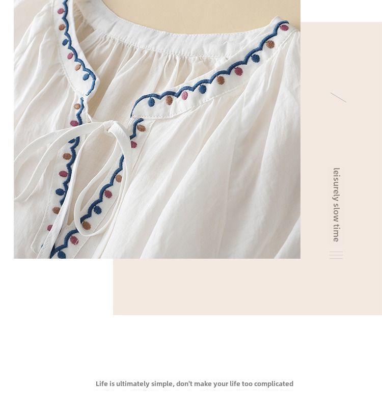 Damen Baumwoll- & Leinen besticktes V-Ausschnitt Sommeroberteil mit Dreiviertelärmeln und Bindekragen.