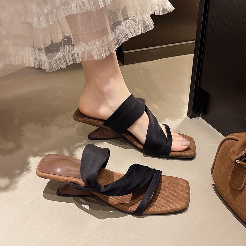 Niche design sense retro wedge heel sandals women's summer 2025 new fashion square head open-toed high-heeled cool slippers