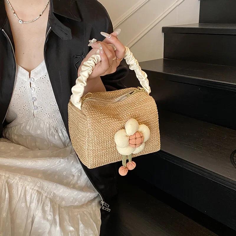 2026 New Summer Advanced Sense Flower Large Capacity Handbags Fashi Versatile Weave Delicate Commute Women's Crossbody Bag
