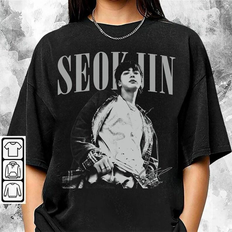 

Летняя мода 2026 Модная футболка Винтажная рубашка Jin, Мерч Ким Сокджина Kpop, Ретро-футболка Jin 90-х, Подарки для фанатов Хип-хоп Уличная одежда Оверсайз футболка 4XL