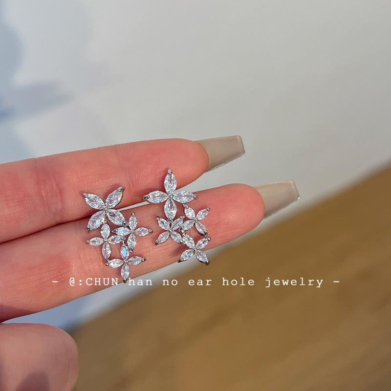 

Ear-free earrings~ Zircon four-flower earrings, earrings, super immortal temperament, light luxury, high-end mosquito coil disc earclips