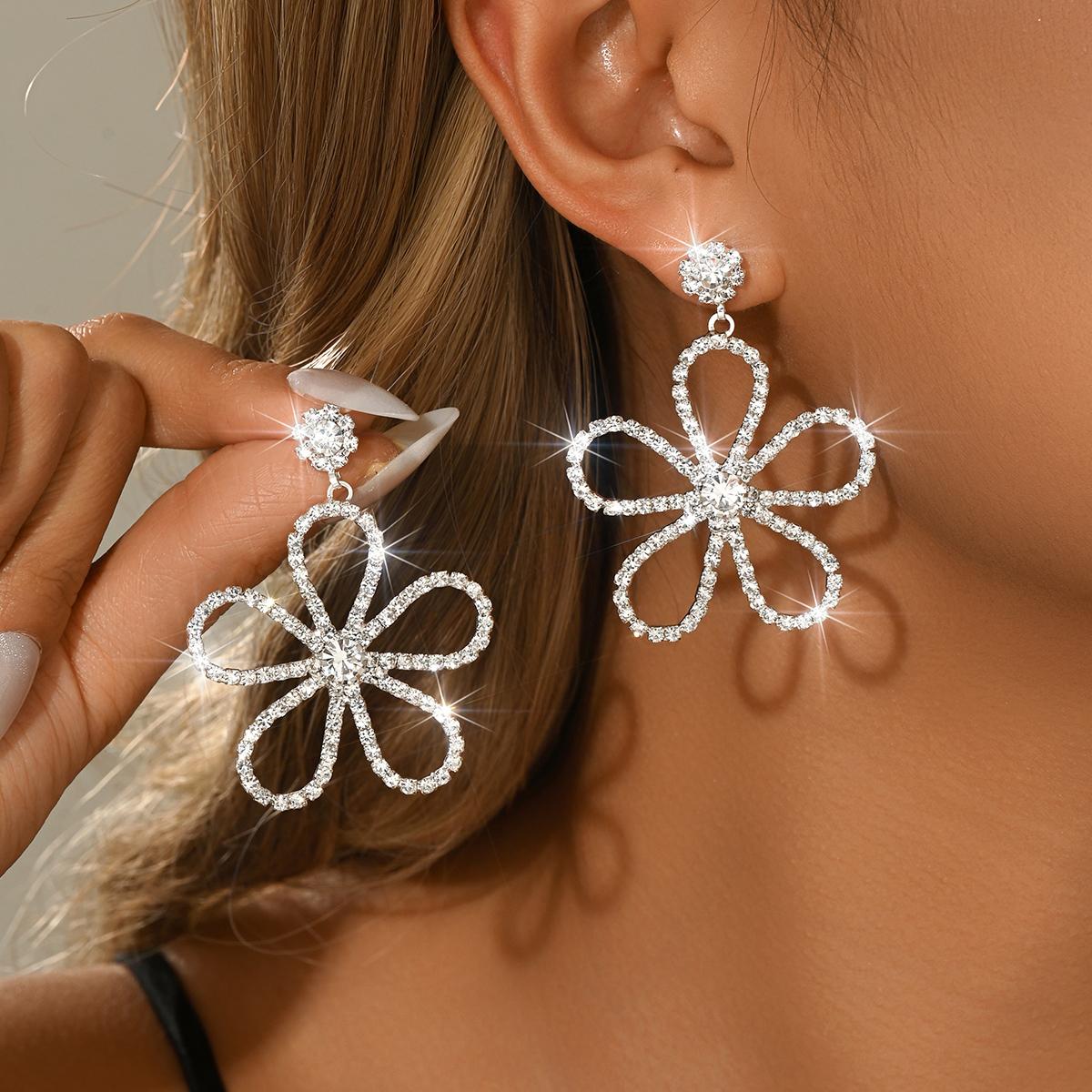 Heavy industry diamond studded rhinestone earrings are suitable for versatile commuting, dating, earrings, and earrings for girl