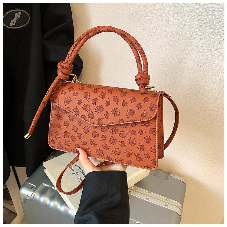 

Маленькая квадратная сумка женская сумка 2025 простая тисненая ретро сумка через плечо, популярная в этом году сумка женская новая повседневная сумка-мессенджер темно-коричневого