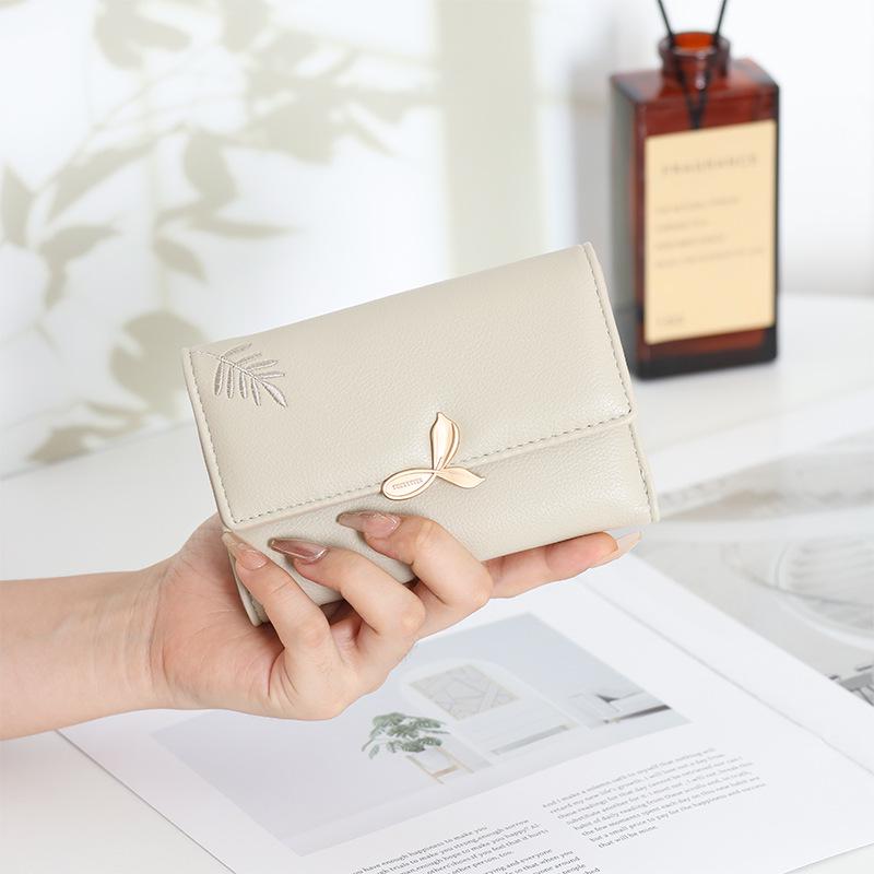 Women's 2025 Medium Wallet: Large Capacity Leaf Embroidery Flower Coin Purse & Card Holder Clutch