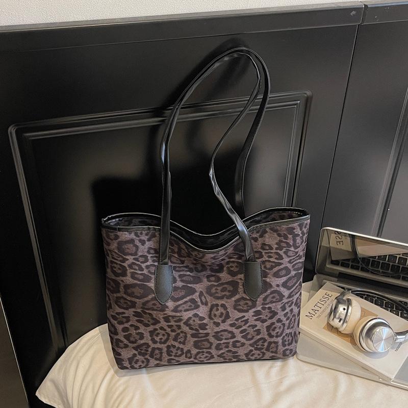 

New leopard print tote bag high value large capacity bag women 2025 retro shoulder bag portable commuter bag темно-коричневого