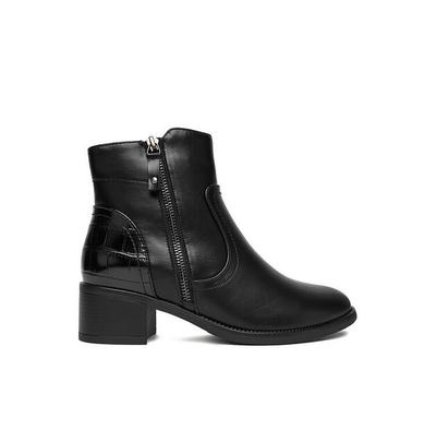 Boots Clara Barson CEO-RE21E838-37