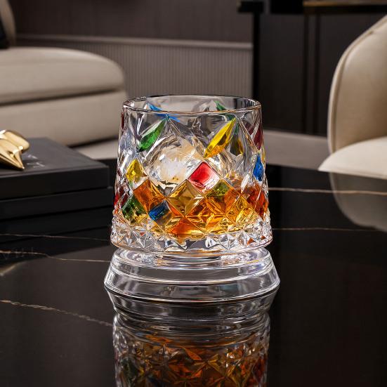 Wirbelndes Whiskey-Glas mit drehbarer Basis, 360-Grad-Wirbelgläser für Bourbon, 260 ml handbemaltes Spirituosenglas, Stressabbau-Geschenk für Männer