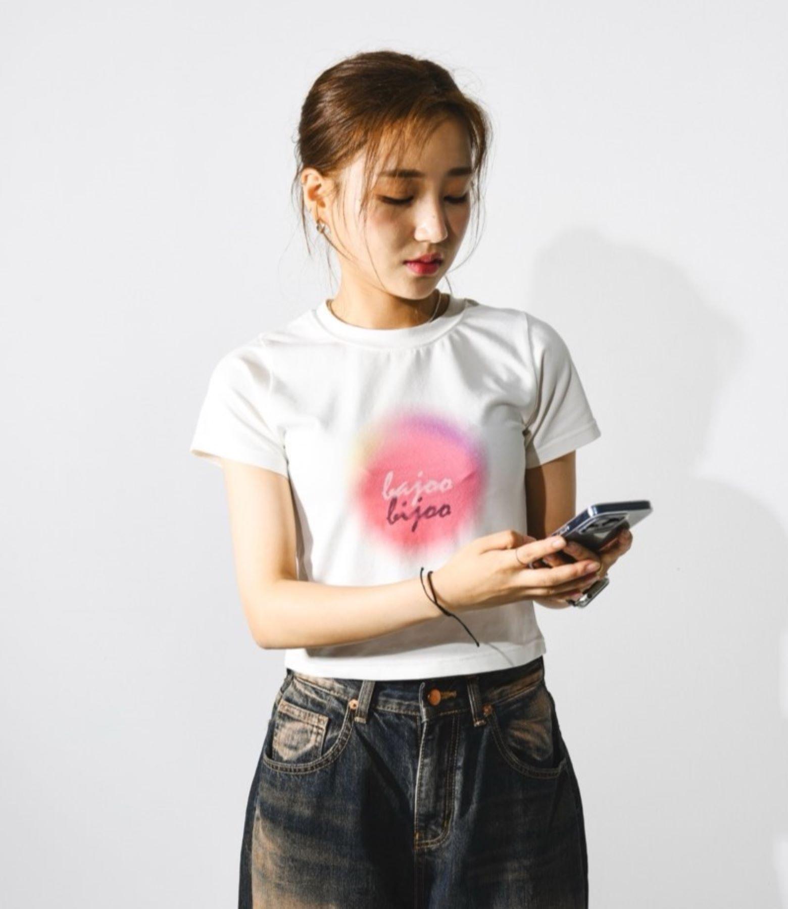 Bajubiju Lettering Logo Crop T-Shirt [Cream] Free