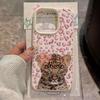 Eine niedliche Handyhülle mit Leopardenbaby-Muster und Litschi-Textur, geeignet für iPhone 17, 16, 15, Plus, Pro, Max Serien-Handys — Kann als Geschenk verwendet werden