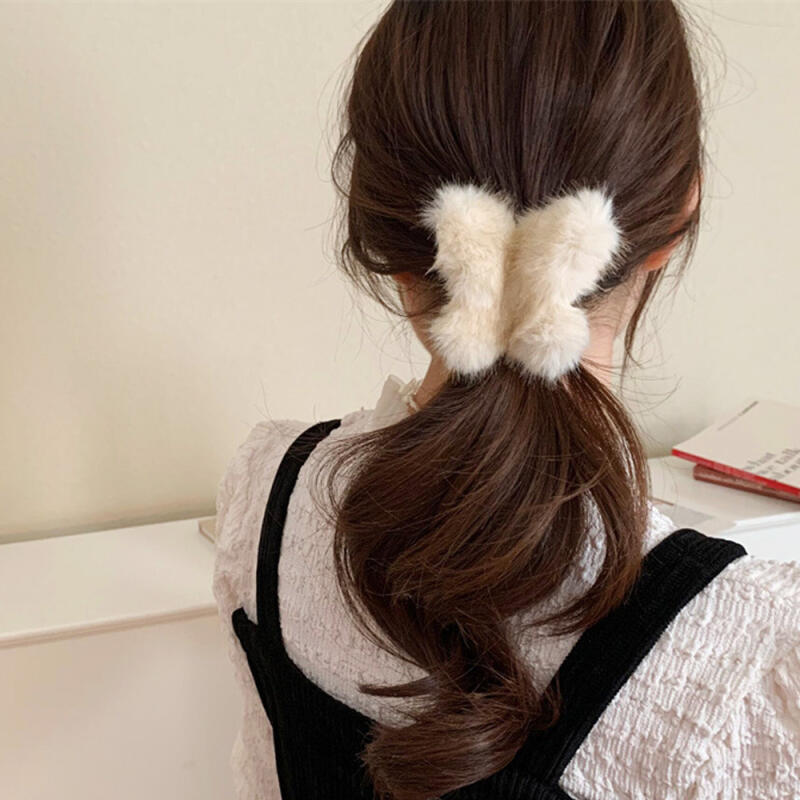 Livlig och vacker halvuppsatt hårklämma i fuskpäls