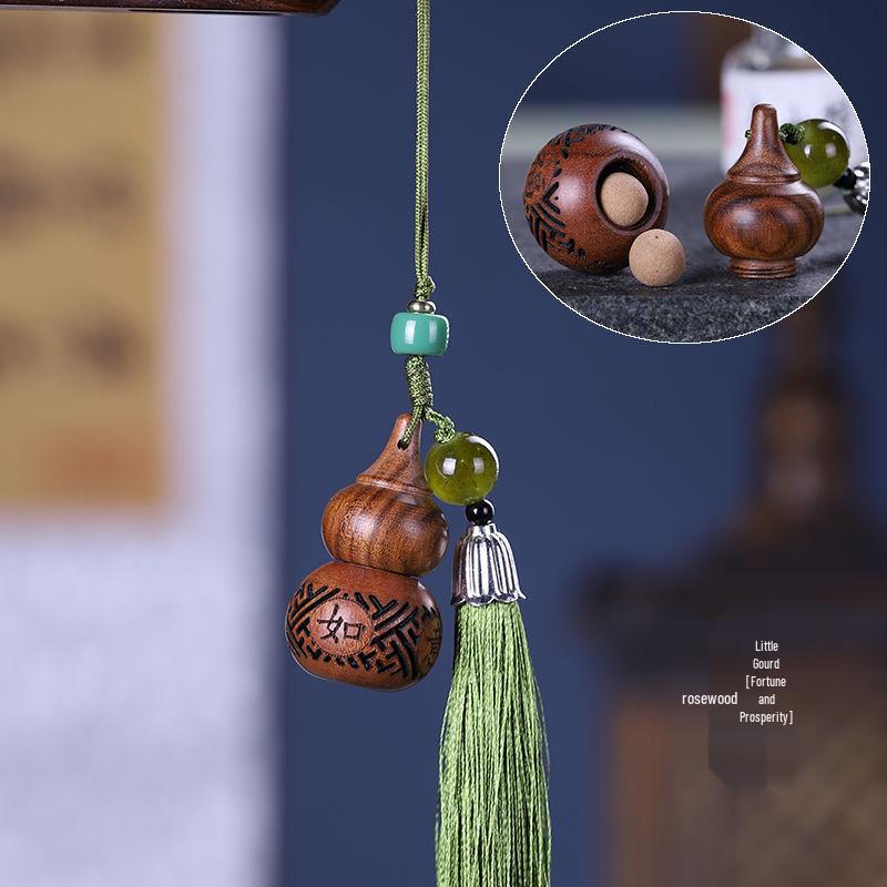 Подвеска из резной тыквы с цветами груши: Деревянный брелок-подвеска и диффузор