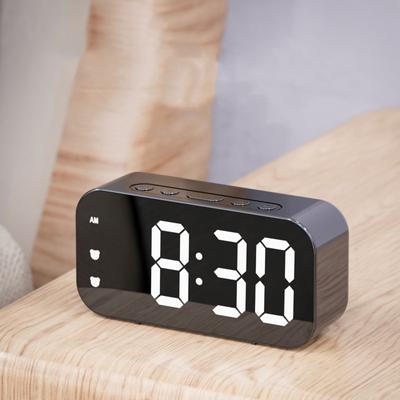 Réveil LED à Commande Vocale Tendance Prise Horloge Numérique Électronique Double Alarmes Température Horloge de Table 12/24H Réglage de la Luminosité