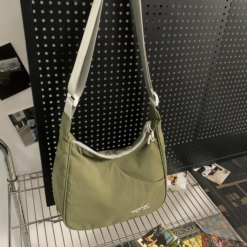 

Simple Messenger Bag Large Capacity Lightweight Messenger Bag Letter Embroidered Shoulder Bag Female Commuter Student Class Bag зелений