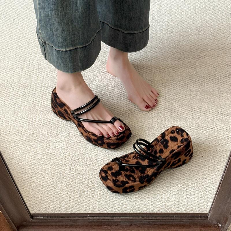 Fashion Hot Selling 2025 Shoes Women Rubber Flip Flops Female Slippers Slides Fashion Soft Hawaiian 2025 Flat Luxury Concise Rome Shoes