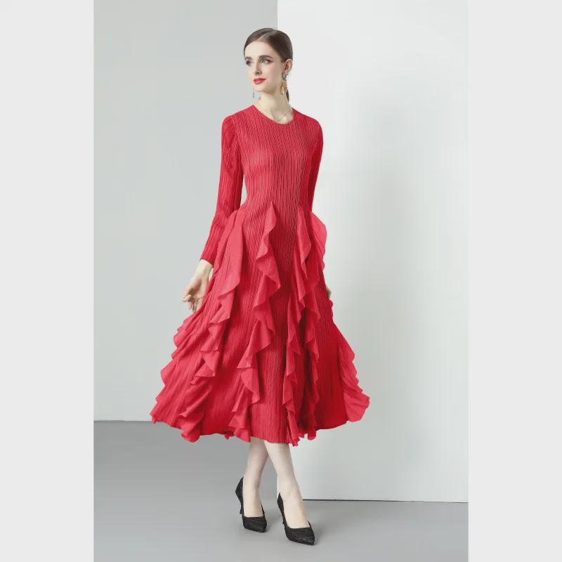 Miyake 2024 Plisowana sukienka z falbaną: Okrągły dekolt, Długie i krótkie rękawy, Wysoki stan, Wąski krój, Elegancki design