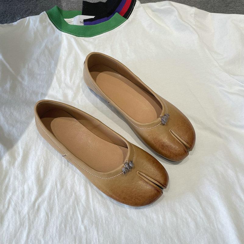 2025A Νέο Στυλ Παπούτσια με Διαχωρισμό Δακτύλων Πλυμένα με Δέρμα, Γυναικεία Ρηχά Ασημί Παπούτσια Μονά 'Οπλή Χοίρου' και Μπαλαρίνες