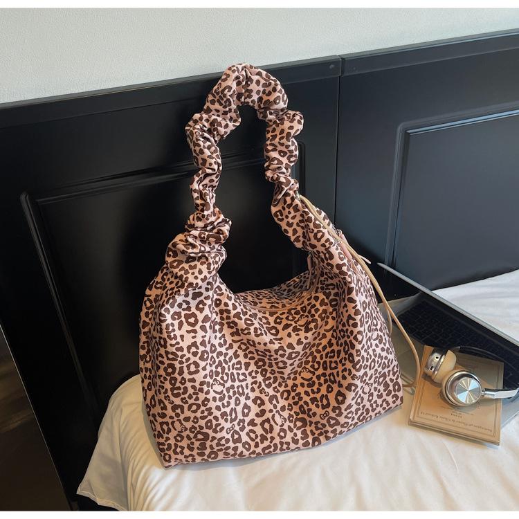 

Корейская холщовая сумка с леопардовым принтом, новая плиссированная сумка через плечо в стиле ленивый ветер, сумка-мессенджер для поездок на работу, большая вместимость, легкая тканевая сумка, женская темно-коричневого