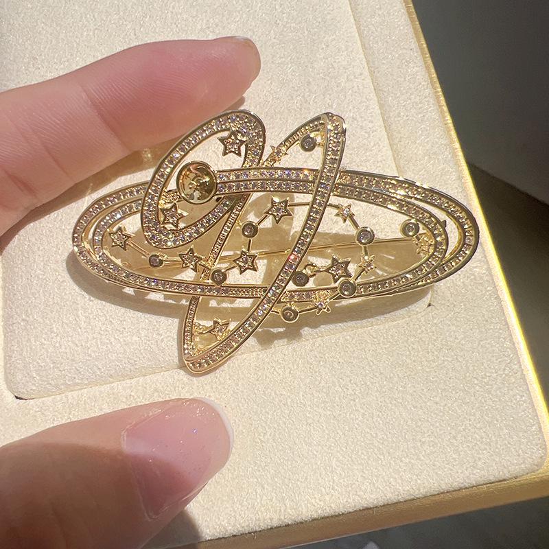 

Элегантная брошь-звезда Вселенной, сделанная своими руками: Медь, Позолота, Микроинкрустация цирконами и жемчугом