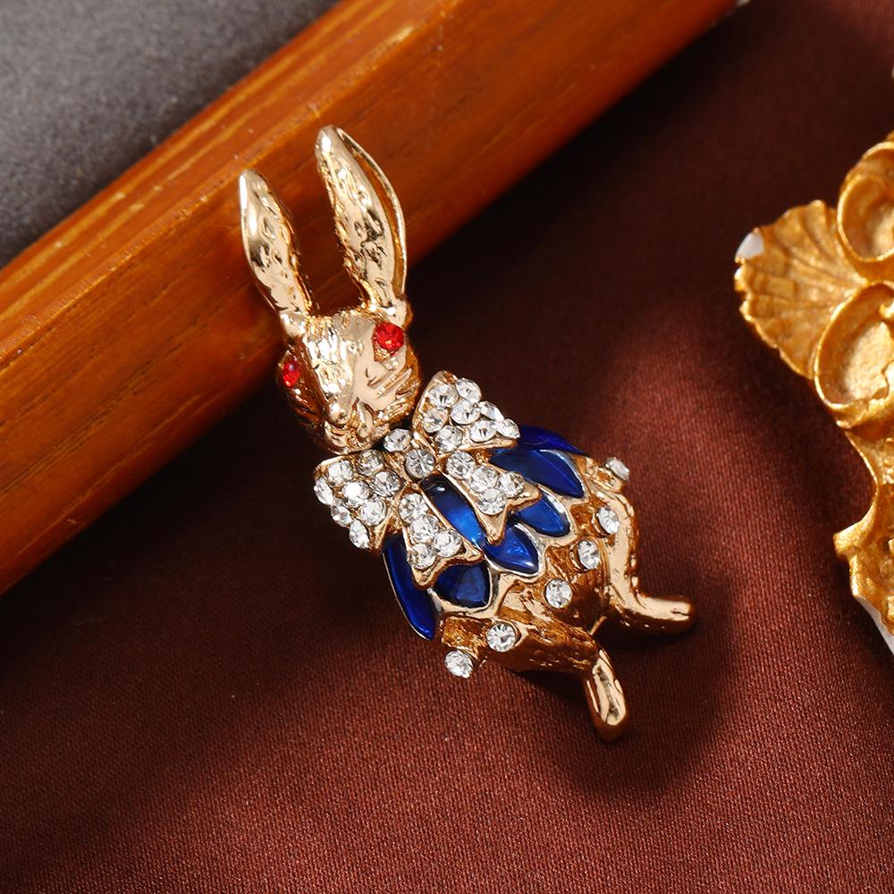 Charming Rhinestone Rabbit Brooch - Retro Zodiac Shawl Pin with Light Luxury Appeal